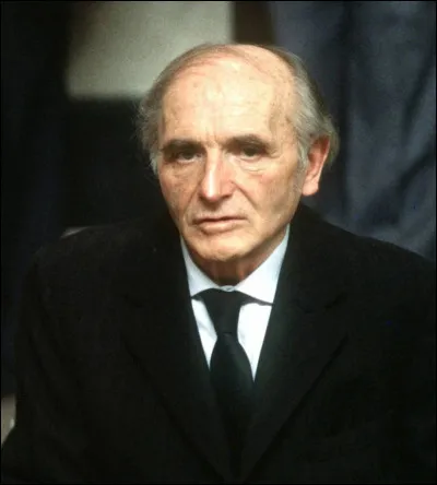 Chef de la Gestapo à Lyon, il est connu pour avoir fait assassiner le résistant Jean Moulin. Il fut retrouvé en Bolivie des décennies plus tard. Il a été piégé par le journaliste français Ladislas de Hoyos. Quel est son nom ?