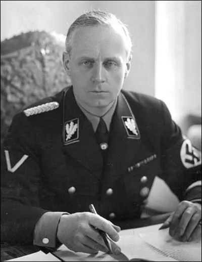 Ambassadeur d'Allemagne au Royaume-Uni et ministre des Affaires étrangères, il a surtout signé le traité de non agression germano-soviétique qui n'a, par la suite, pas été respecté. Quel est son nom ?