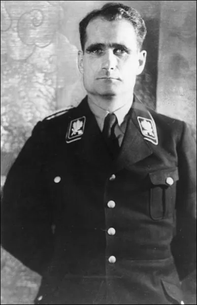 Adjoint d'Adolf Hitler, il l'a accompagné dans son ascension au pouvoir. En 1941, il est capturé et arrêté par les Britanniques. Il passera sa vie dans la prison de Spandau, à Berlin. Il fut le dernier occupant. Quel est son nom ?