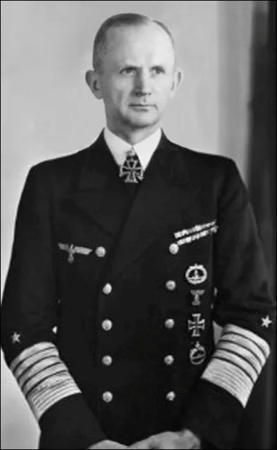 Dirigeant de la Kriegsmarine et président du Reich après le suicide d'Hitler, il fut condamné seulement à une peine de prison de dix ans. Quel est son nom ?