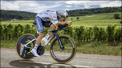 Lors de la septième étape, dans les vignobles de quelle région le contre-la-montre a-t-il été disputé ?