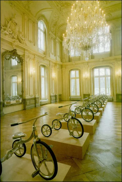 Pour terminer, où Hobbyhorse, oeuvre de Sherrie Levine, est-elle exposée sur la photo ?