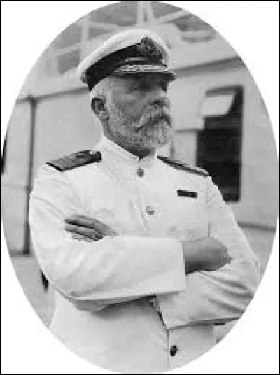 Quel était le nom du commandant de bord du Titanic ?