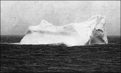 Le 14 avril 1912, quatre jours après le commencement de son voyage inaugural, à quelle heure précisément va-t-il heurter un iceberg ?
