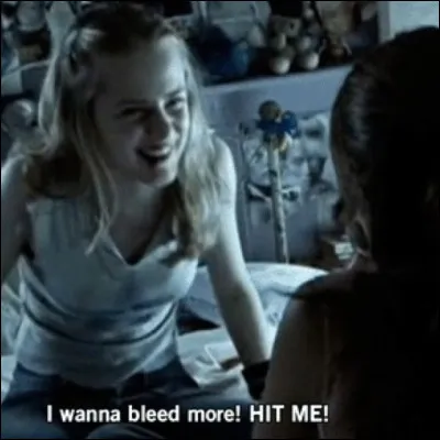 Dans la scène où Evie et Tracy se frappent, où Tracy finit-elle par être blessée ?