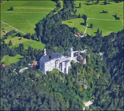 Quel est le nom de cet imposant château allemand, situé dans les Alpes bavaroises ?