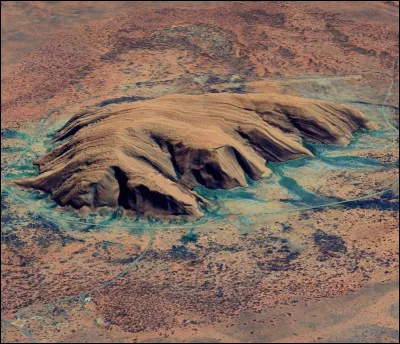 Dans quel pays se situe Uluru, cette gigantesque roche s'élevant au milieu du désert ?