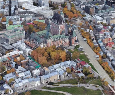 Dans quelle ville se situe ce magnifique château orange et vert, le château Frontenac ?