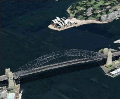 Quel est le nom de ce monument situé dans une célèbre ville australienne, en arrière-plan sur la photo ?