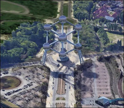 Quel est le nom de ce monument situé à Bruxelles et portant un nom associé à la chimie ?