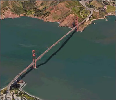 Quel est le nom de ce pont de couleur rouge situé dans la baie de San Francisco ?