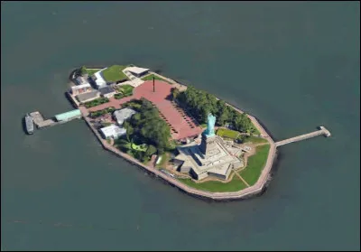 Quelle est cette statue très connue située au large de la ville de New York ?