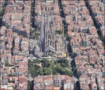 Quel est le nom de cette basilique au style unique située à Barcelone ?