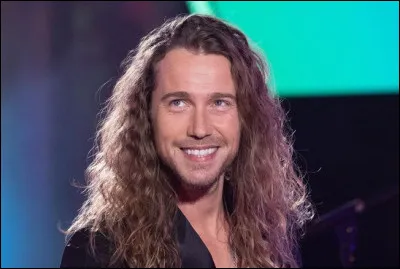Julien se fait connaître après avoir gagné la cinquième saison de Nouvelle Star en 2007. Depuis, il a oublié son nom qui est...