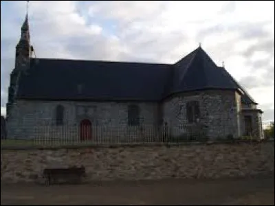 Nous sommes en Bretagne au pied de l'église Saint-Pierre et Saint-Paul, à Plerneuf. Commune de l'aire d'attraction Briochine, elle se situe dans le département ...