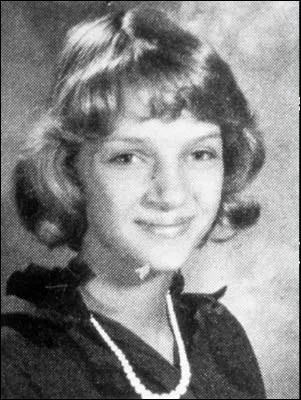 Cette photo a t prise quand elle tait au collge. Qui est-ce ?