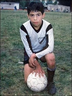 Sur cette photo, en train de jouer au foot lorqu'il tait colier. Qui est-ce ?