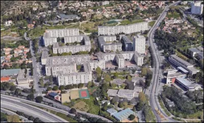 Dans quel quartier défavorisé de Marseille a-t-il passé son enfance ?