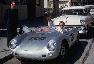Quel acteur se tue dans un accident en 1955 au volant de sa Porsche ?
