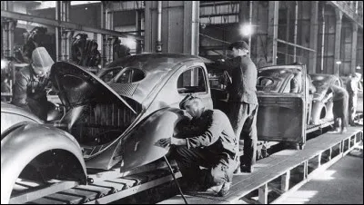 En 1933, Ferdinand Porsche répond à la demande d'Hitler et développe un modèle d'automobile démocratique. Quel est le prix de vente de ce futur véhicule populaire ?
