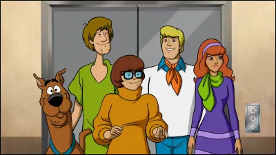 Dans ''Scooby-Doo'', comment s'appelle la fille avec des lunettes qui lit beaucoup et qui est intelligente ?