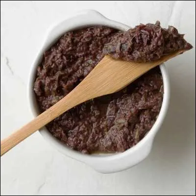Quel condiment typique de la cuisine méditerranéenne donne son nom à la tapenade ?