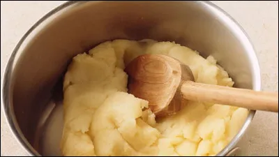 C'est dans l'annexe d'une boulangerie qu'elle crée son salon de thé qui deviendra cabaret, elle commence à y chanter des chansons de Brassens. Née à Paris, elle affectionne le dessous de ses ponts, qui était-elle ?