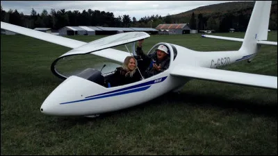 Cette femme respectable est décédée à 95 ans, elle a construit une première carrière puis une seconde après une pause de 20 ans. Elle est connue pour ses reprises de Fréhel, elle s'intéresse aux oiseaux, une hirondelle en particulier et dit adieu à Paris. qui est cette bordelaise qui chantait et dansait sur les tables du restaurant de ses parents ?