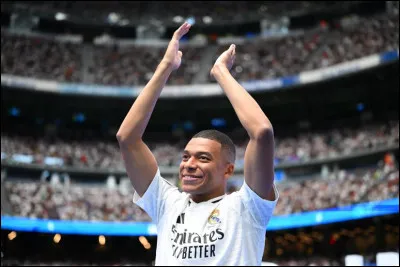 Elle tournera dans 24 films dont certains avec Serge Reggiani, Eddy Constantine, Gene Kelly sans oublier Bing Crosby. Quand elle chante et qu'elle n'est pas "sous le vieux pont des soupirs", elle est "à la gare Saint-Lazare". Qui est cette soprano décédée à 60 ans ?