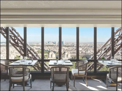 Quel nom d'écrivain est celui du restaurant étoilé du deuxième étage de la tour Eiffel ?