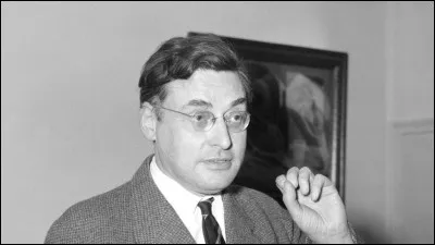 Qui est cet écrivain surréaliste, auteur du poème ''La Tour squelettique'', court poème sur la tour Eiffel ?