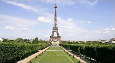 Comment s'appelle le parc où se trouve la tour Eiffel ?