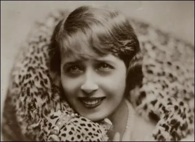 Qui est cette chanteuse qui a interprété ''La tour Eiffel est toujours là'' ?