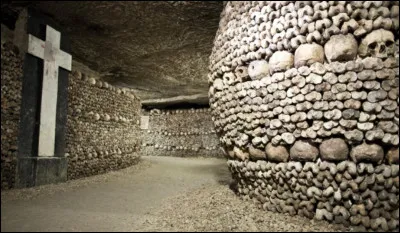 Ce lieu souterrain effrayant se situe sous une célèbre ville européenne. On peut y trouver des murs d'ossements. Certaines personnes s'aventurent trop loin et ne reviennent jamais. Sous quelle ville se situe-t-il ?