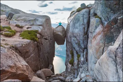 Situé dans un paysage spectaculaire, ce rocher, le Kjeragbolten, est coincé entre deux falaises. Dessous, c'est le vide. Certains imprudents grimpent sur le rocher, mais le risque serait de tomber de près de 1000 mètres de hauteur. Dans quel pays se situe-t-il ?