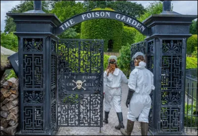 Ce jardin britannique est rempli de plantes très toxiques, qui peuvent causer la mort. Il est ouvert à la visite mais il est interdit de s'approcher trop près des plantes. Dans quelle ville se situe-t-il ?