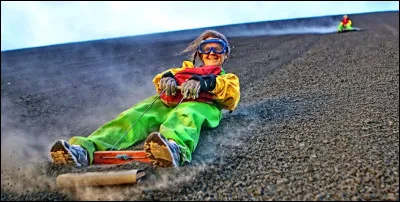 Au Nicaragua, il existe un volcan sur lequel on peut faire une activité étrange, dévaler les pentes du volcan sur un morceau de bois. Une activité très dangereuse, car on peut se brûler le visage avec les morceaux de lave ou inhaler de la fumée. Quel est le nom de ce volcan ?