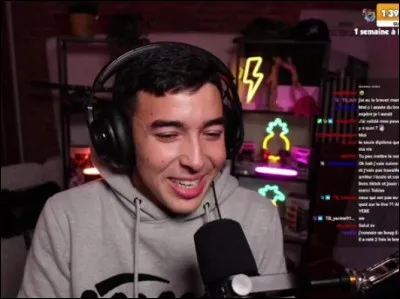 À quel jeu Tobias joue-t-il régulièrement ?