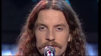 "D'abord vos corps qui se séparent
T'es seule dans la lumière des phares
Et t'entends à chaque fois que tu respires
Comme un bout de tissu qui se déchire"
Mais quel est le titre de cette chanson de Cabrel