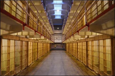 Cette prison très connue se nomme Alcatraz. Elle est aujourd'hui ouverte à la visite et accueille beaucoup de touristes chaque année. Au large de quelle ville se situe-t-elle ?
