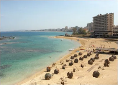 Varosha est un quartier de la ville de Famagouste. Il a été abandonné à la suite d'une invasion turque. Dans quel pays se situe-t-il ?