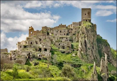 Village italien de la province de Basilicate, il a été évacué à la suite de plusieurs éboulements dangereux. Les habitants ont été relogés dans un autre village. Depuis, il est resté abandonné. Quel est son nom ?
