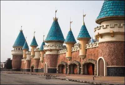 Ce parc d'attraction chinois, qui devait être le plus grand d'Asie, a été abandonné pendant sa construction à la suite de problèmes financiers. Il restait donc les vestiges d'un château médiéval et de ses remparts. Peu après, le lieu a été envahi par des agriculteurs. Aujourd'hui, que reste-t-il de ce parc d'attraction ?