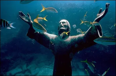 Cette statue du Christ se nomme "Christ des Abysses". Elle a été posée au fond de la mer en 1954, volontairement. Elle est depuis abandonnée. Dans quel pays peut-on voir cette statue, en plongeant ?