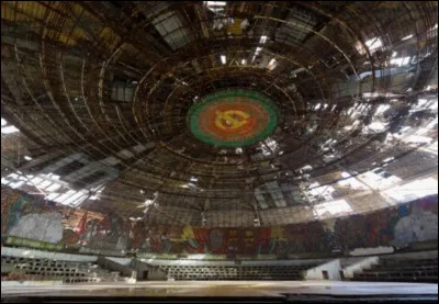 Sur une montagne bulgare, le monument de Bouzloudja offre une belle vue. Sujet de désaccords, il a été laissé à l'abandon. De quel parti bulgare ce monument était-il la salle de congrès ?
