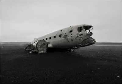 L'épave de cet avion est resté sur cette plage de sable noir après un atterrissage d'urgence. Il est maintenant un site touristique connu. Dans quel pays peut-on le voir ?