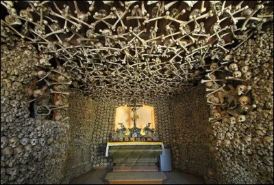 Cette chapelle se situe à Evora, et se compose d'os de milliers de personnes. Crânes, squelettes entiers, ou os de bras, tout est construit en os. Dans quel pays cette chapelle se situe-t-elle ?