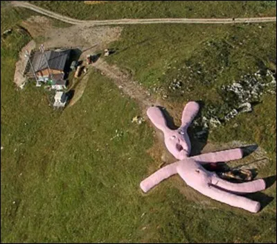 Un étrange lapin est allongé sur le sol dans la province du Piémont, comme tombé du ciel. En fait, c'est une uvre d'art éphémère. Il était visible sur Google Earth. Dans quel pays se situe la province du Piémont ?