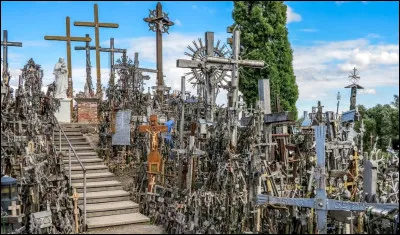 Des centaines de croix de toutes tailles et de toutes formes, les unes sur les autres, cela donne cette étrange colline. Dans quel pays se situe-t-elle ?