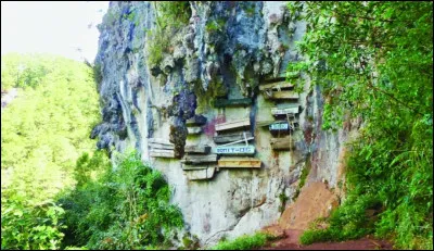 Aux Philippines, une tradition étrange est pratiquée. Des cercueils sont suspendus sur les rochers. Pourquoi ?